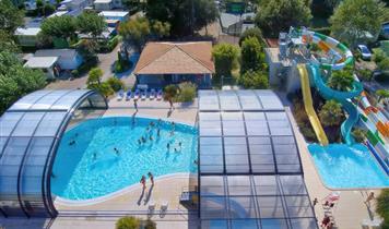 piscine couverte et chauffée avec toboggans aquatiques - Camping Ile d'Oléron - Camping La Boulinière 5 étoiles charente maritime