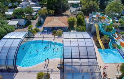 piscine couverte et chauffée avec toboggans aquatiques - Camping Ile d'Oléron - Camping La Boulinière 5 étoiles charente maritime