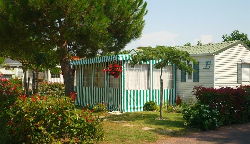 extérieur - Location mobil-home terrasse dalles - Camping Ile d'Oléron - Camping la Boulinière 