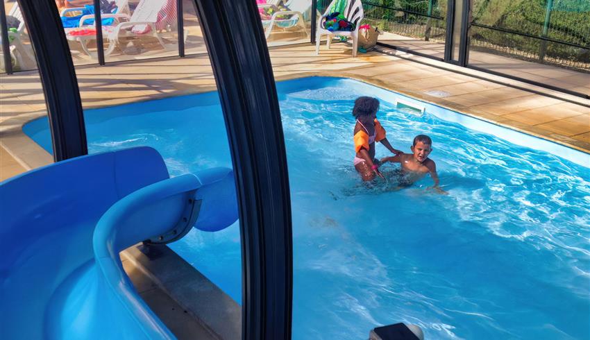 pataugeoire avec petit toboggan aquatique piscine chauffée et couverte - Camping ile d'Oléron - Camping La Boulinière 5 étoiles