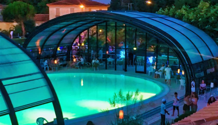 Soirée blanche à la piscine - parc aquatique piscine chauffée et couverte - Camping ile d'Oléron - Camping La Boulinière 5 étoiles