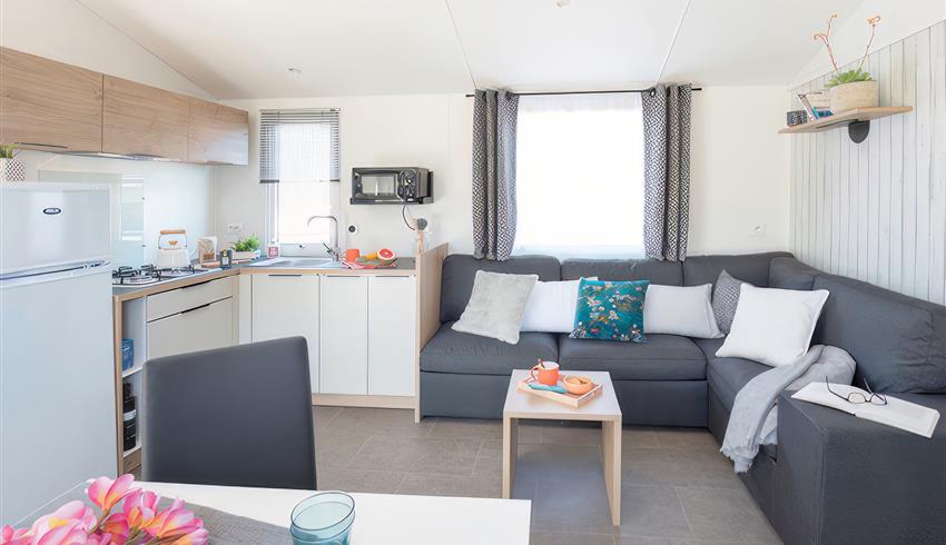 salon - Mobil-home premium+ 2 chambres - Location mobil homes et chalets - Camping La Boulinière - Camping île d'Oléron 