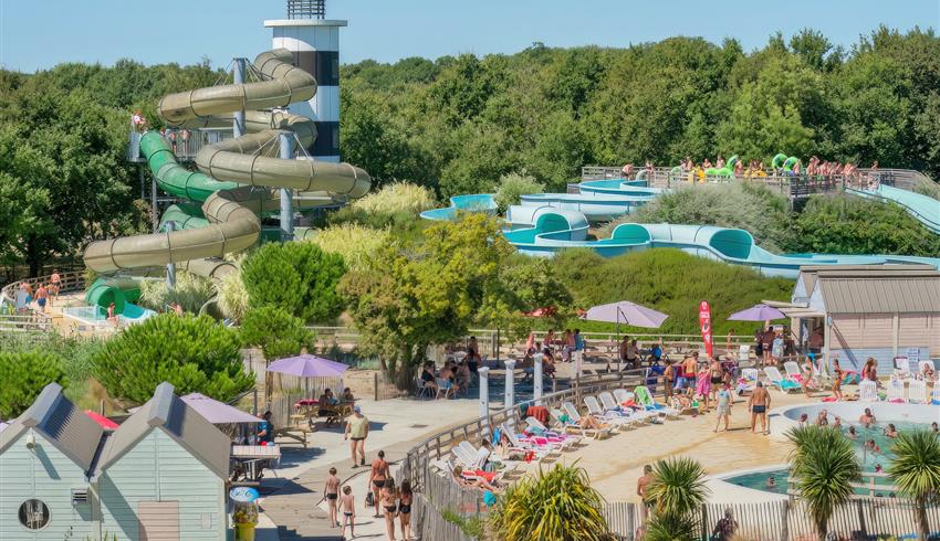 Centre aquatique Iléo près du Camping La Boulinière, camping 5 étoiles bord de mer avec parc aquatique et spa à Saint Georges d'Oléron sur l'Ile d'Oléron en Charente Maritime